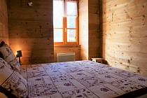 Chalet Milliat - slaapkamer met raam en 2-persoosnbed